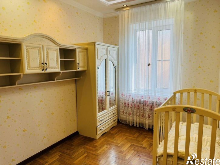 4-комн квартира Госпитальная улица, 215,  д. 215